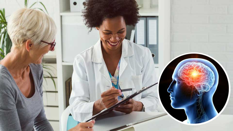 Uma audiologista segurando uma prancheta conversa com uma mulher idosa em uma clínica moderna. No canto inferior direito, há uma ilustração de um cérebro com destaque luminoso, indicando análise ou impacto cerebral relacionado à audição. Sem marcas ou logotipos visíveis de aparelhos auditivos Oticon.