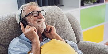 7 dicas valiosas para proteger a sua saúde auditiva e melhorar a qualidade de vida.