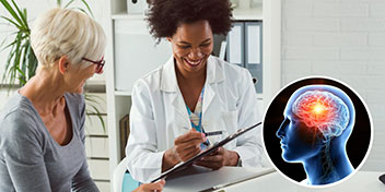 Uma audiologista explicando resultados de um exame auditivo para uma mulher idosa em um consultório, com um gráfico de cérebro destacando uma área ativa, representando saúde auditiva e neurologia.