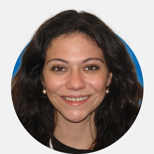 Audiologista com cabelos castanhos e brinco de pérola