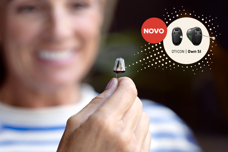 Novo aparelho auditivo discreto Oticon Own SI exibido em detalhe.