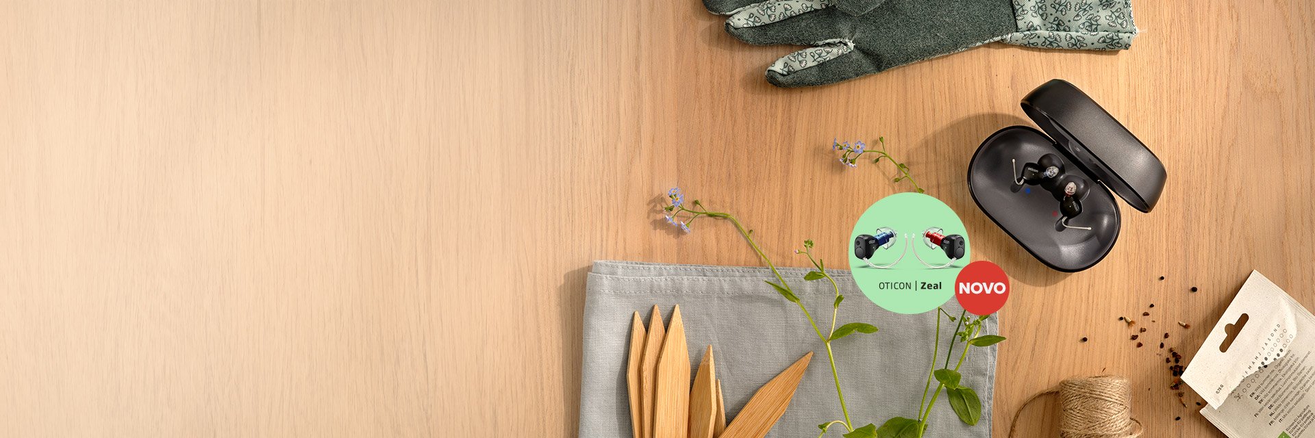 Imagem aparelhos auditivos num carregador em cima de uma mesa