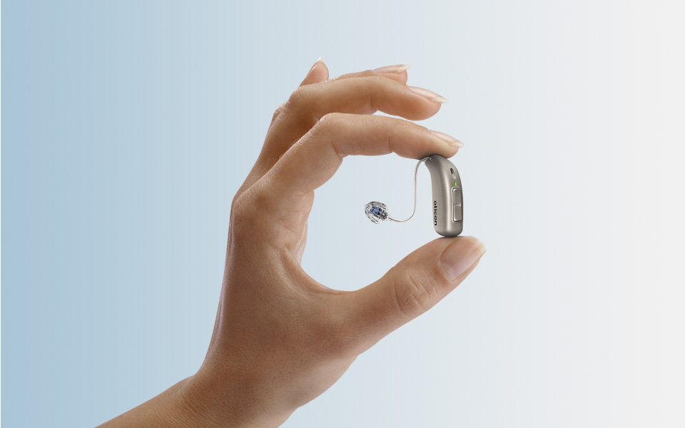 Imagem Mão Aparelho Auditivo Oticon Real