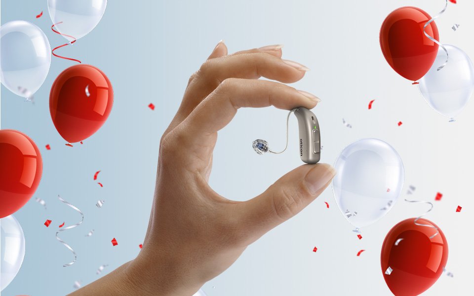 Mão com Aparelho Auditivo Oticon Real