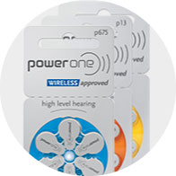 Pilhas para aparelhos auditivos em embalagens Power One de diferentes tamanhos e cores.