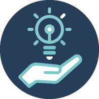 Mão segurando uma lâmpada acesa, representando ideias e soluções inovadoras.