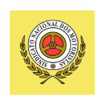 O logotipo apresenta um volante vermelho dentro de um círculo branco, cercado pelo texto ’SINDICATO NACIONAL DOS MOTORISTAS’. Ao redor, há ramos de louro em um fundo amarelo.