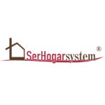 Logotipo com desenho de uma casa em tons de marrom à esquerda, acompanhado do texto ’SerHogarSystem®’ em vermelho e marrom, sobre uma linha curva vermelha como elemento gráfico.