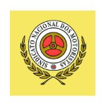 O logotipo apresenta um volante vermelho dentro de um círculo branco, cercado pelo texto ’SINDICATO NACIONAL DOS MOTORISTAS’. Ao redor, há ramos de louro em um fundo amarelo.