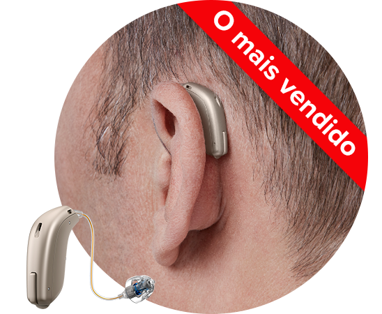 Aparelho auditivo bege posicionado atrás da orelha de um homem, com discreto receptor no canal auditivo. Texto no topo em vermelho: 'O mais vendido'. Contexto neutro.