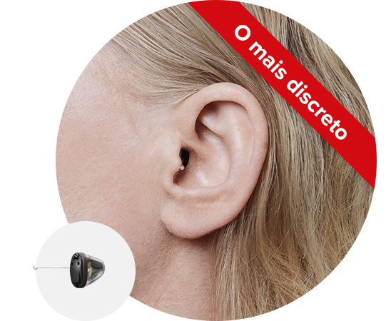 Uma orelha com um discreto aparelho auditivo intra-auricular encaixado, destacado por uma faixa vermelha no canto superior direito com o texto ’O mais discreto’, sugerindo soluções de audição avançadas.