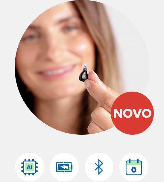 Senhora a segurar um aparelho auditivo na mão