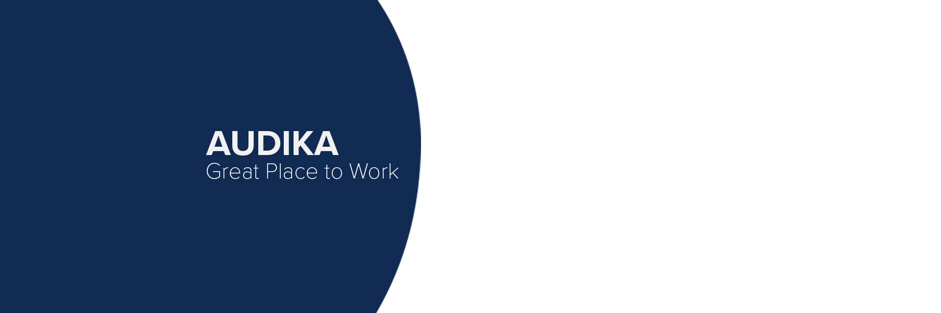 Un logo minimaliste présente ’AUDIKA’ en lettres capitales blanches suivi du slogan ’Great Place to Work’ sur fond bleu arrondi, contrastant avec un fond blanc épuré.