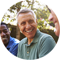 Des hommes discutent ensemble dans un environnement extérieur lumineux.