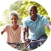 Un couple profite d’une promenade à vélo dans un cadre verdoyant.