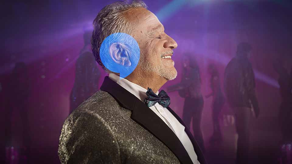 Homme dans un club avec une bulle d'Audika sur l'oreille