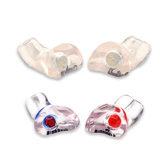 Deux paires de protections auditives moulées sur mesure, l'une transparente et l'autre avec des marqueurs colorés (bleu et rouge), conçues pour un usage personnalisé en audiologie.