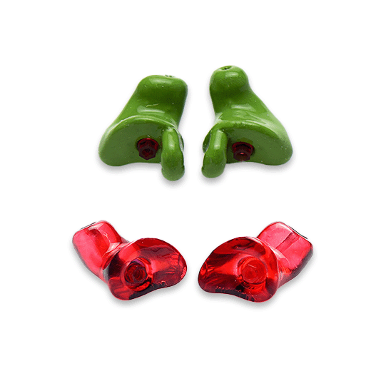 Deux paires de protections auditives moulées sur mesure : une en silicone vert olive (en haut) et une en plastique rouge translucide (en bas), adaptées pour un usage spécifique en audiologie.