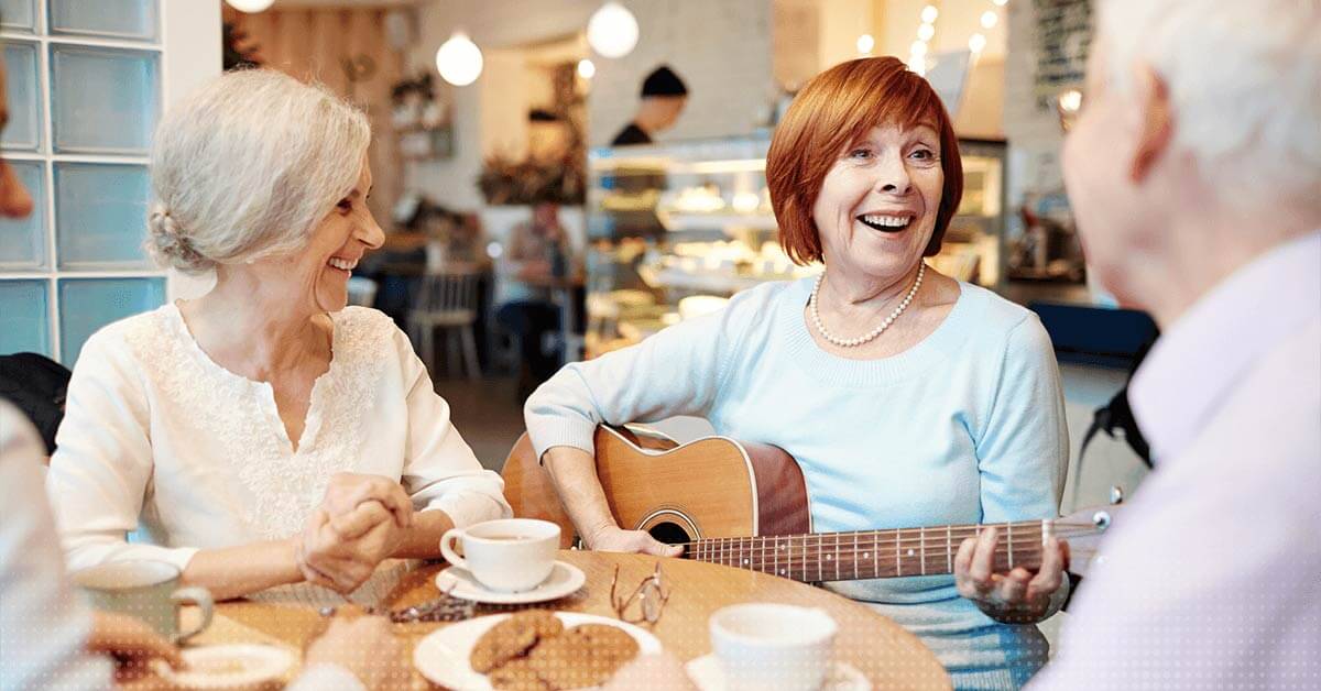 ältere Leute spielen Gitarre