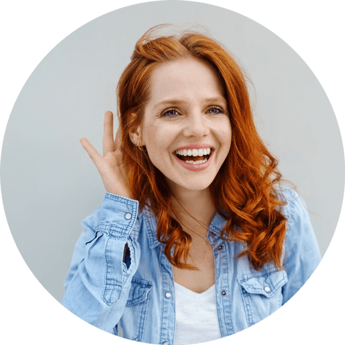 junge Frau lachend hält sich am Ohr