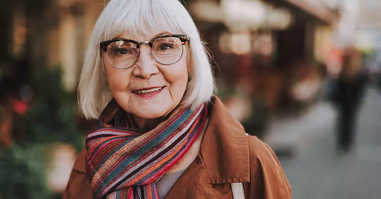 11 Anzeichen für Hörverlust bei älteren Erwachsenen. Übersicht typischer Symptome und Hinweise auf nachlassendes Hörvermögen.