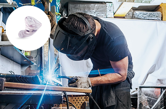 Sowei Alleskönner mit Schweissarbeiten im Hintergrund