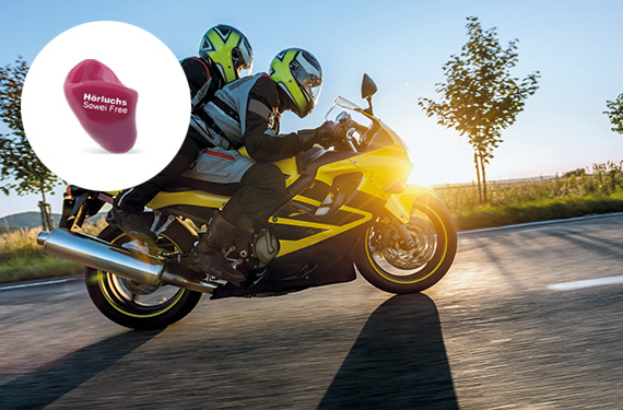 Sowei Free mit Motorrad im Hintergrund