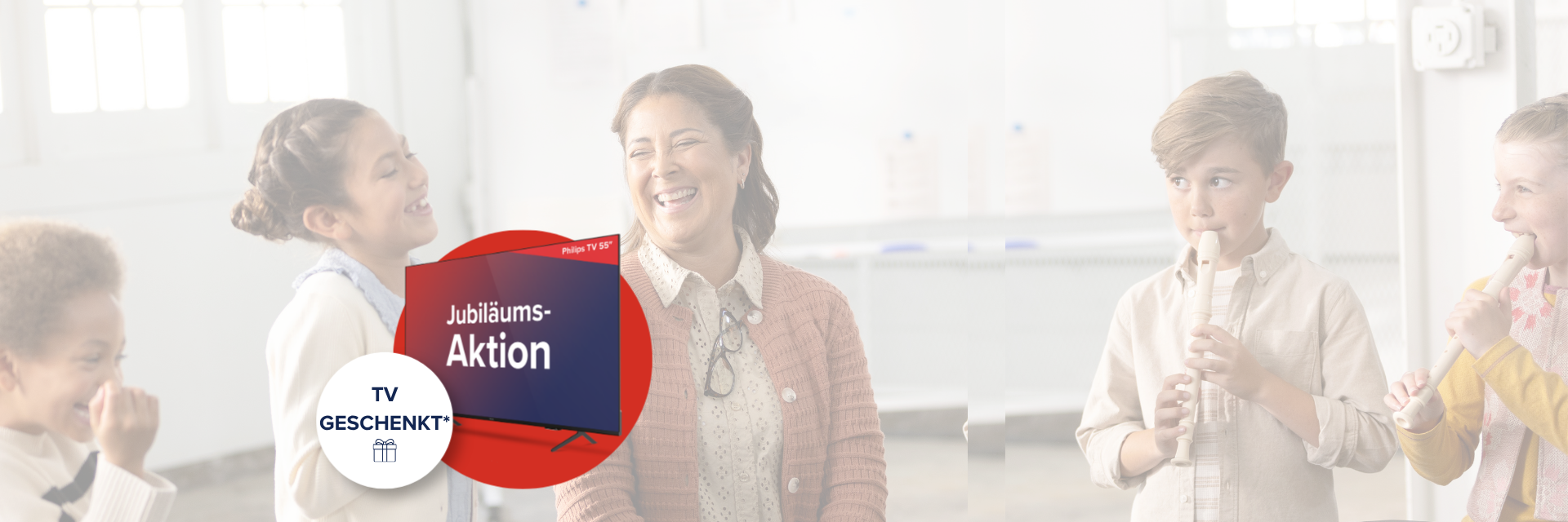 Lachende Kinder mit Frau - 10 Jahre Audika TV geschenkt