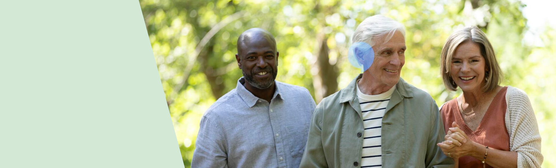 Audika Jobs: Menschen mit Hörgeräten geniessen gemeinsam einen Spaziergang – Symbol für Lebensqualität dank Audika.