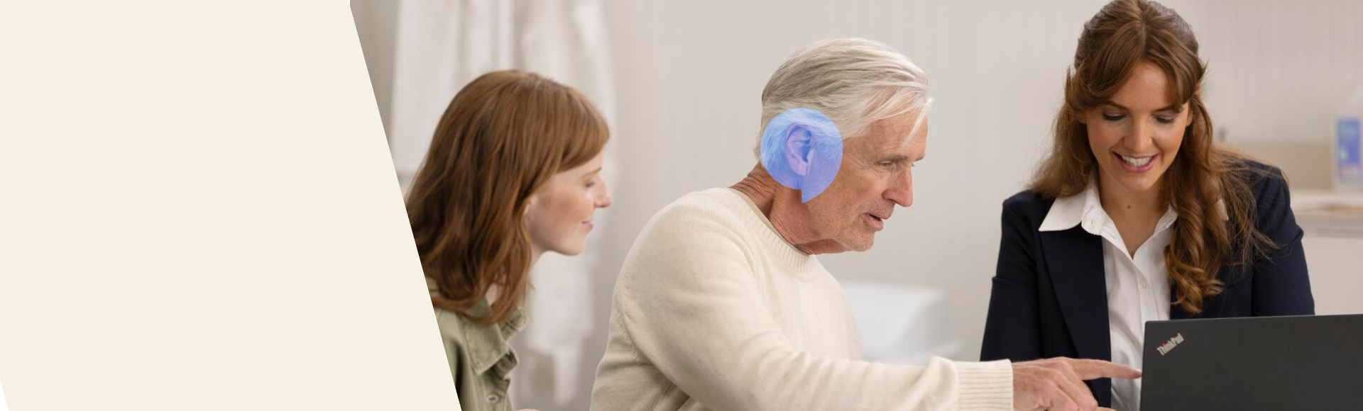 Audika Hörakustikerin berät einen Kunden zu neuen Hörgeräten, Hörberatung und Karrierechancen im Hörcenter.