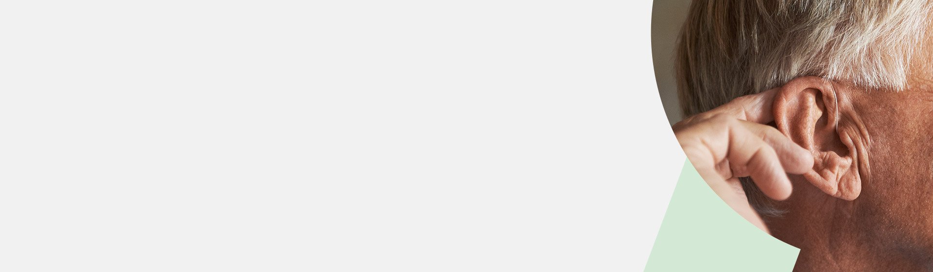 Ein älterer Mann berührt sein Ohr mit der Hand. Der Kontext deutet auf ein Thema wie Hörpflege oder Hörgeräte in Verbindung mit einem Hörakustiker oder einer Hörklinik hin.