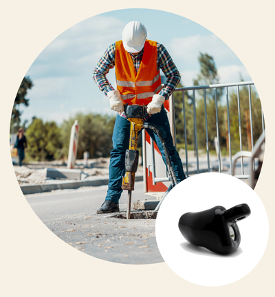 Gehörschutz bei starkem Lärm: Bauarbeiter mit Presslufthammer auf einer Baustelle, daneben ein professioneller In-Ear-Gehörschutz von Audika für Arbeit und Industrie.