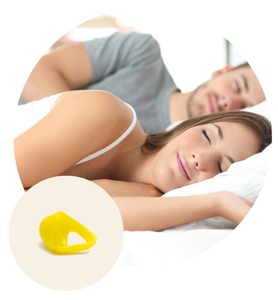 Gehörschutz zum Schlafen: Frau schläft entspannt neben schnarchendem Partner, dargestellt mit komfortablem In-Ear-Gehörschutz von Audika gegen Schnarchen und nächtlichen Lärm.