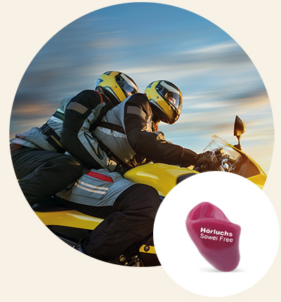 Zwei Menschen fahren auf einem gelben Motorrad mit gelben Helmen durch eine dynamische Landschaft. Im Vordergrund ist ein rotes Hörgerät abgebildet, darauf steht: 'Hörluchs Sowelu Free'.