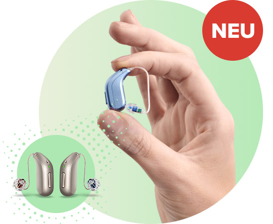 Eine Hand hält ein modernes, blaues Hörgerät vor grünem Hintergrund; links unten zeigt eine Einblendung zwei weitere Hörgeräte. Oben rechts steht 'NEU'.