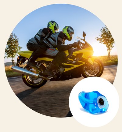 Motorradfahrer mit schützendem Gehörschutz bei hoher Geschwindigkeit – ideal für Wind- und Motorenlärm.