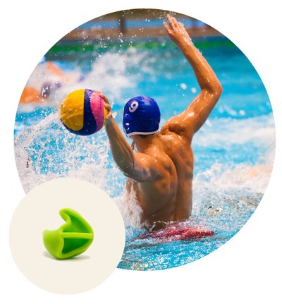 Wasserballspieler im Pool mit Gehörschutz – idealer Schutz vor Wasser im Ohr während Wassersport.