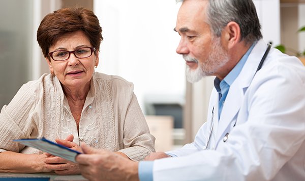 señora en consulta con audioprotesista