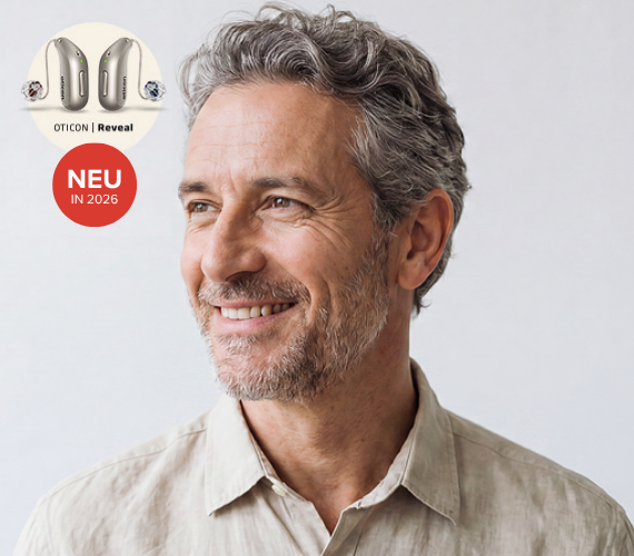 Ein Mann mit dem Oticon Reveal Hörgerät im Ohr und daneben ist das Hörgerät eingeblendet 