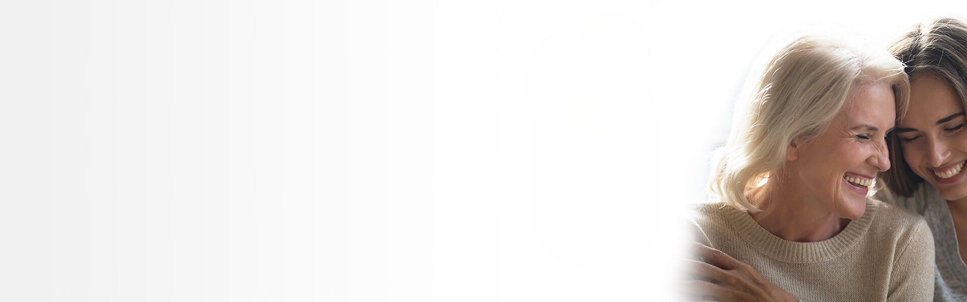 Bild zeigt eine Frau und einen Hörakustiker, die auf ein iPad schauen.