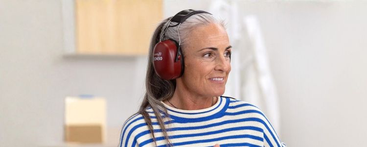 Eine Frau beim Hörtest