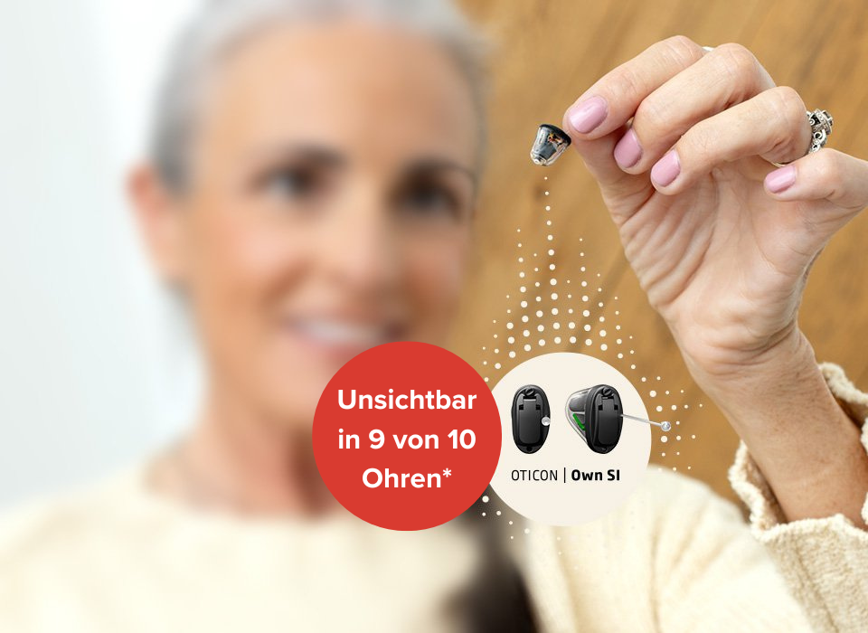 Eine Frau die das neue unsichtbare Hörgerät in der Hand hält