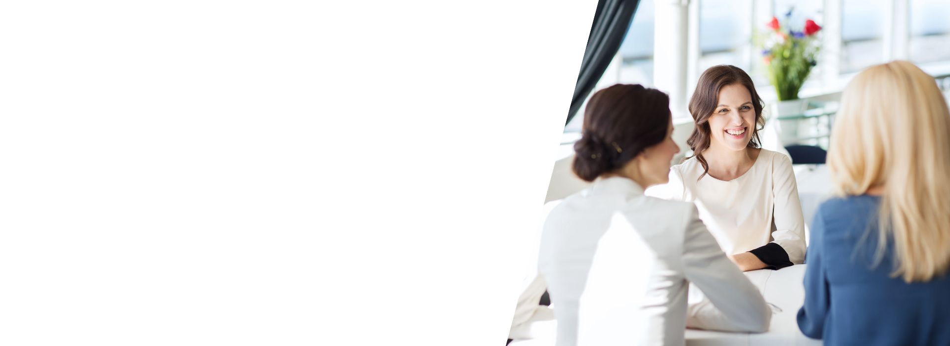 Bild zeigt zwei Hörakustiker im Gespräch.