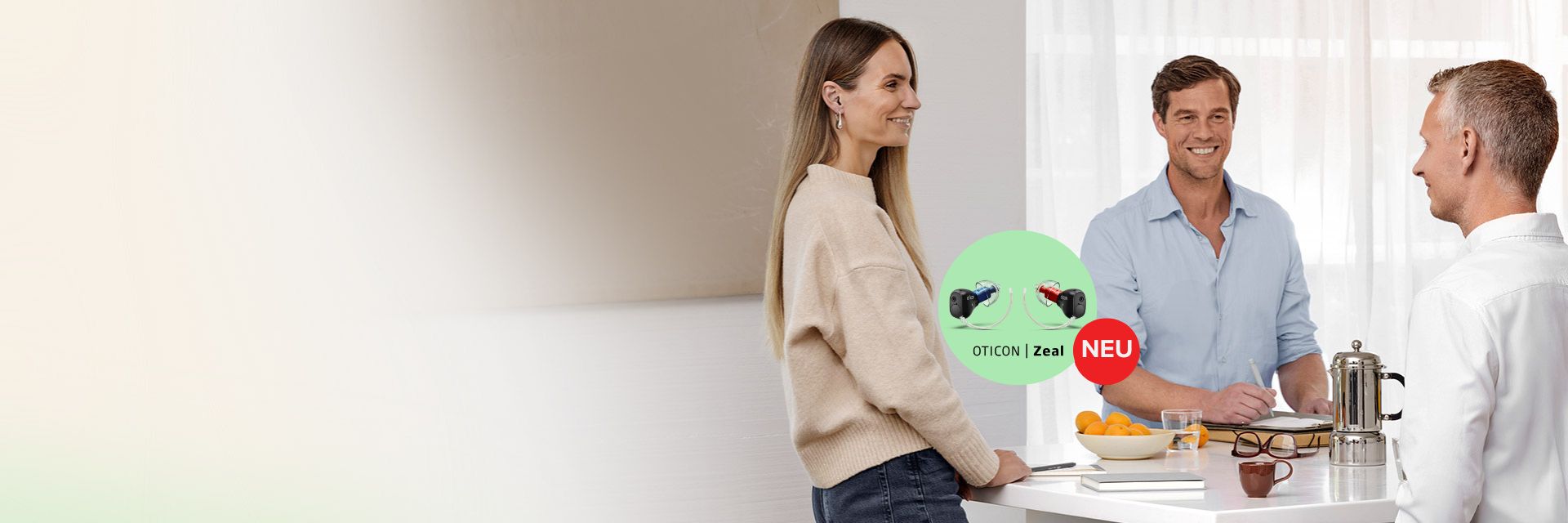 Eine Gruppe Menschen beim Gespräch in der Küche