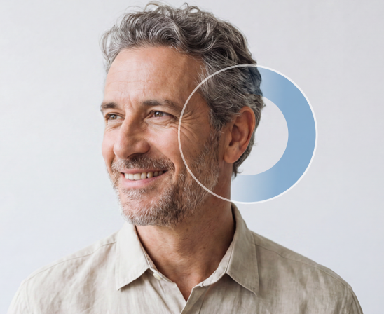Ein Mann trägt dasOticon Reveal Hörgerät und über seinem Ohr ist ein halbtransparenter Kreis eingeblendet