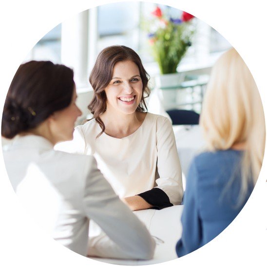 Gruppe arbeitet zusammen 