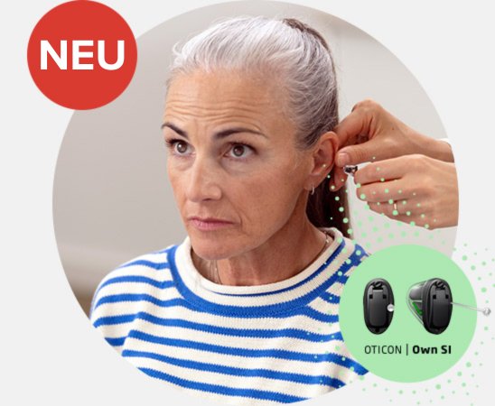 Einer Frau wird das unsichtbares Oticon Own S Hörsystem ins Ohr eingesetzt