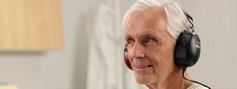 Ældre mand får lavet en professionel høretest i et hørecenter. 