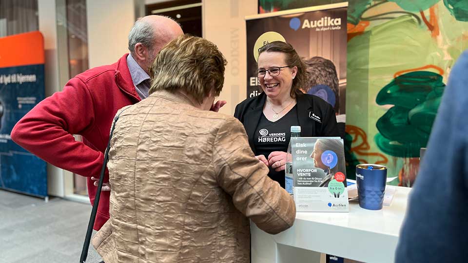 Audika afholder høreomsorgsevents og informerer besøgende om høresundhed.