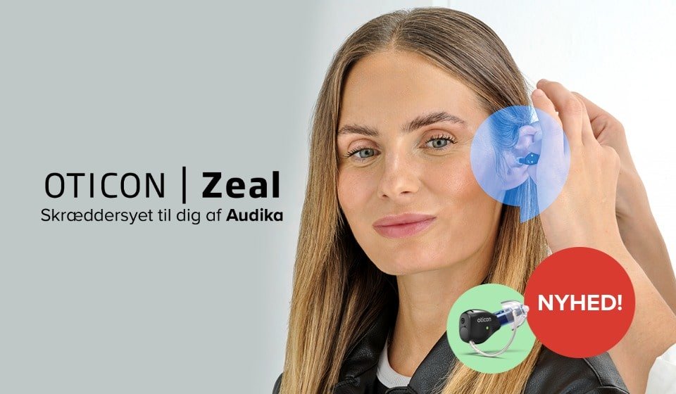 Billedet viser en kvinde, der får de nye Oticon Zeal-høreapparater i.